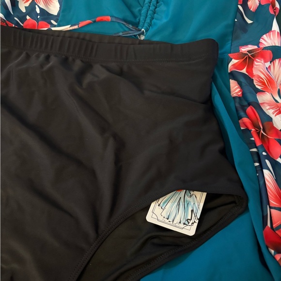 Floral Teal Swim Dress
Casual and elegant
Full coverage black bottom brief - Picture 8 of 8